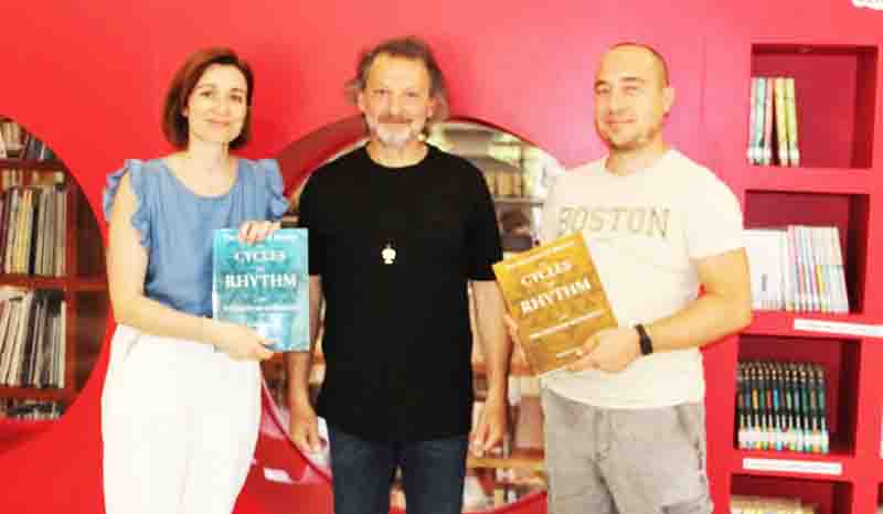 Κώστας Αναστασιάδης ντράμερ στην βιβλιοθήκη του Κιλκίς